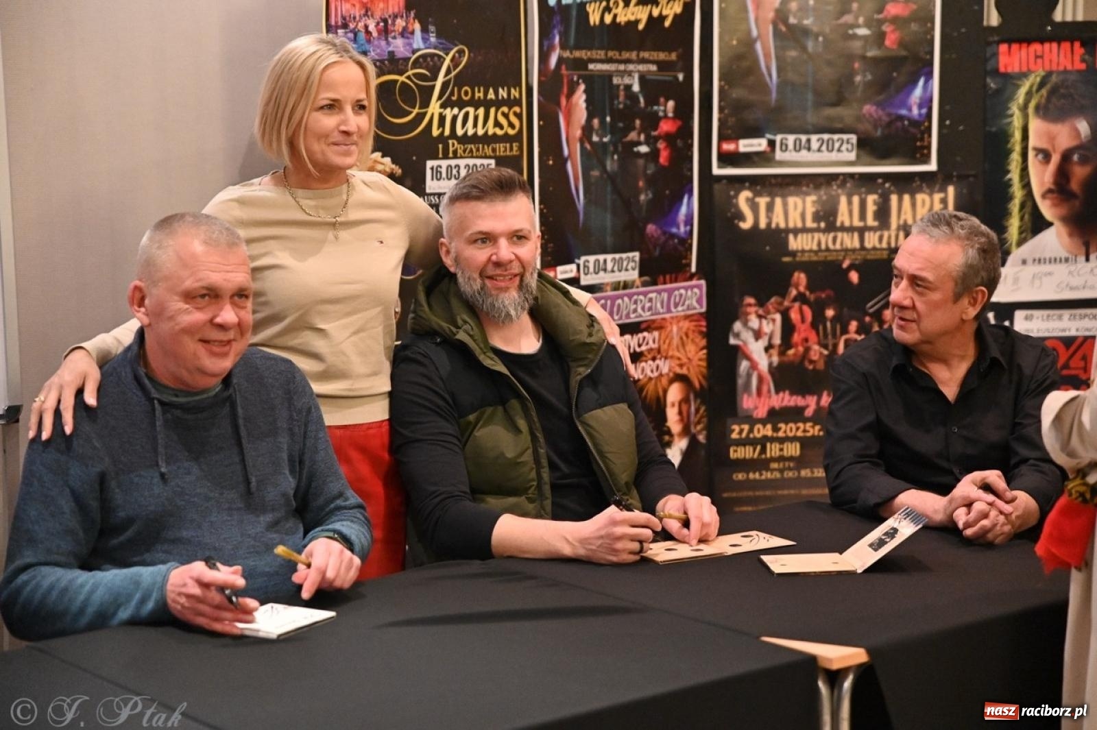 Zdjęcie w galerii na portalu naszraciborz.pl: Raz Dwa Trzy ponownie w Raciborzu. Koncert przypadł w ważną rocznicę wiadomości z regionu