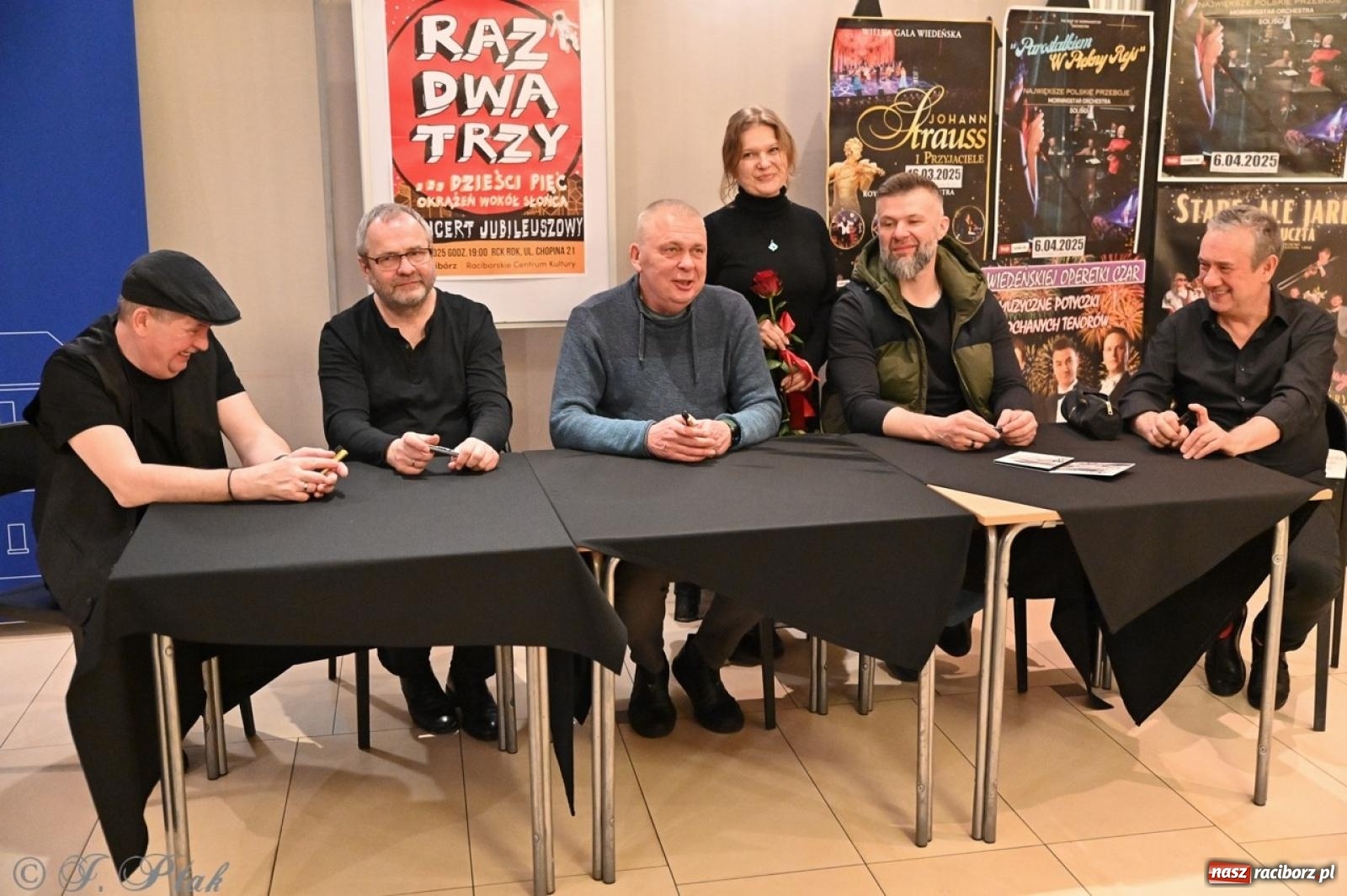 Zdjęcie w galerii na portalu naszraciborz.pl: Raz Dwa Trzy ponownie w Raciborzu. Koncert przypadł w ważną rocznicę wiadomości z regionu