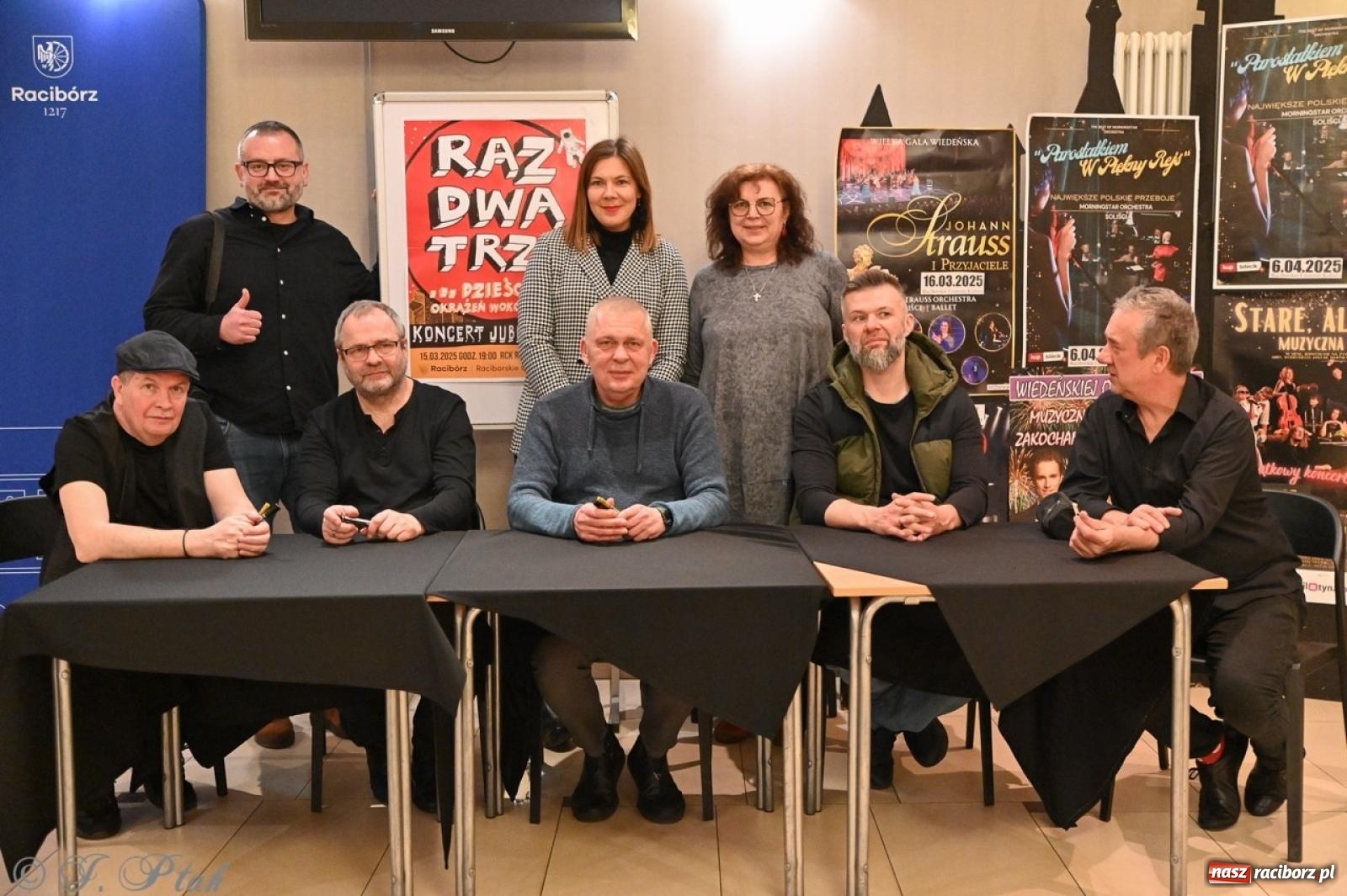 Zdjęcie w galerii na portalu naszraciborz.pl: Raz Dwa Trzy ponownie w Raciborzu. Koncert przypadł w ważną rocznicę wiadomości z regionu