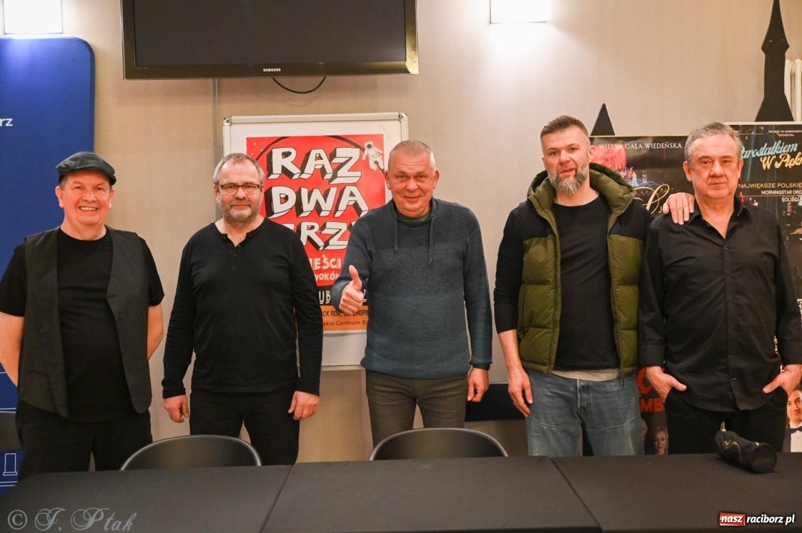 Zdjęcie w galerii na portalu naszraciborz.pl: Raz Dwa Trzy ponownie w Raciborzu. Koncert przypadł w ważną rocznicę wiadomości z regionu