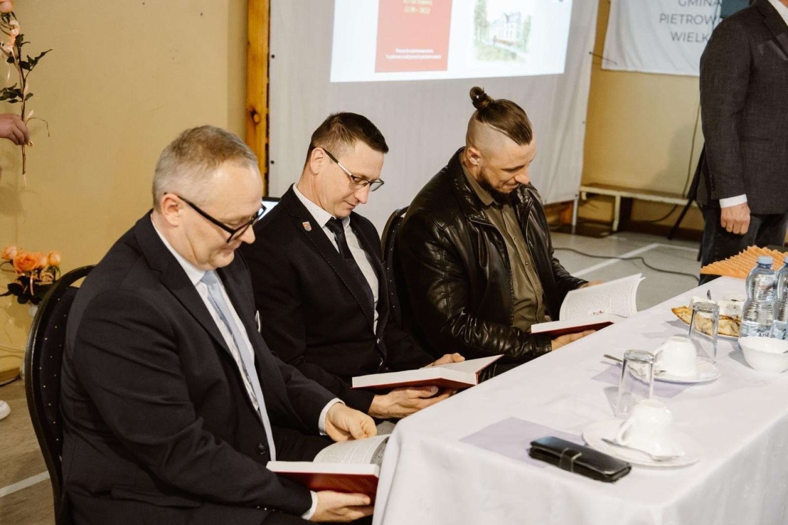 Zdjęcie w galerii na portalu naszraciborz.pl: Maków doczekał się monografii [FOTO] wiadomości z regionu