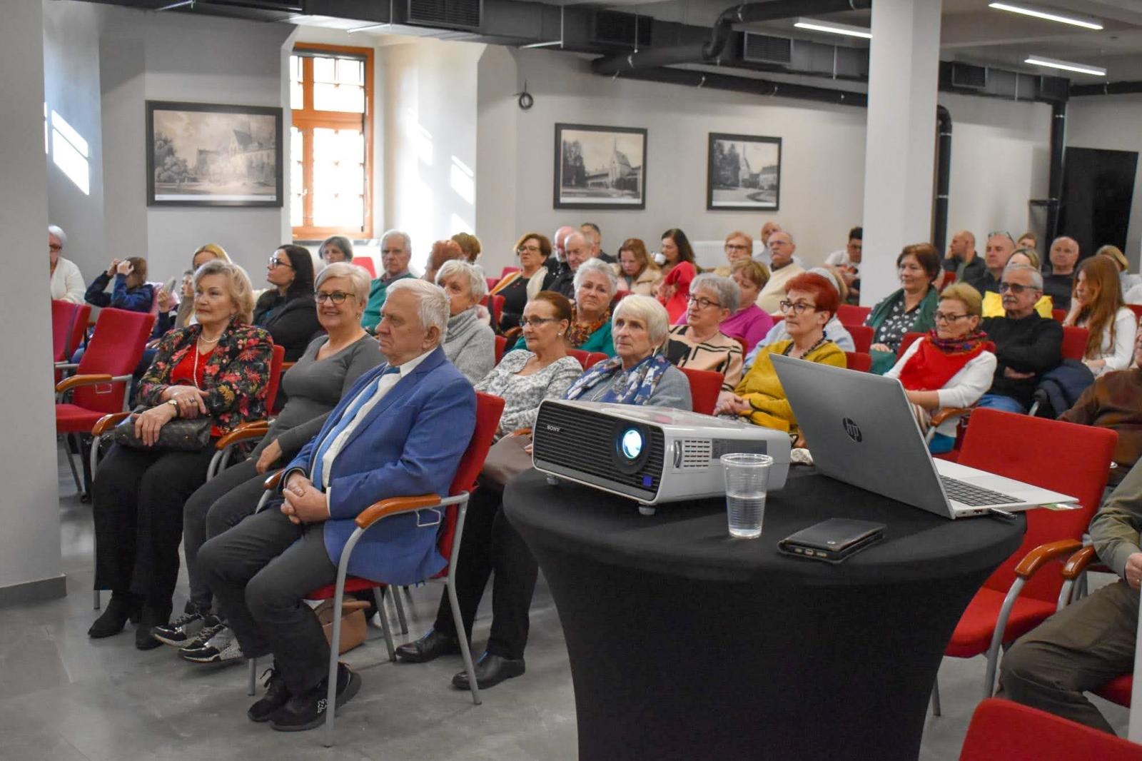Zdjęcie w galerii na portalu naszraciborz.pl: Niedziela na Zamku Piastowskim. Coraz większa popularność spotkań historyczno-przyrodniczych wiadomości z regionu