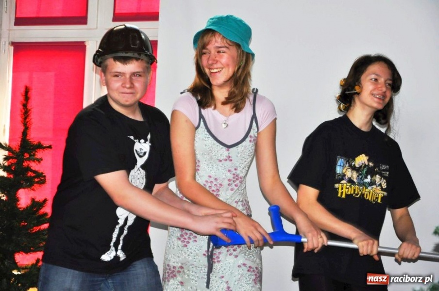 Zdjęcie w galerii na portalu naszraciborz.pl: Promują szkołę z przymrużeniem oka wiadomości z regionu