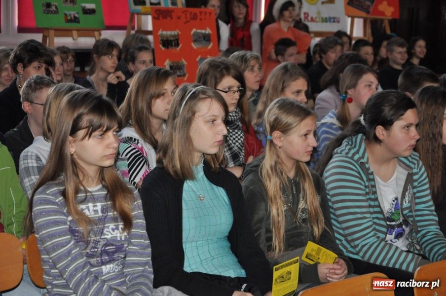 Zdjęcie w galerii na portalu naszraciborz.pl: Promują szkołę z przymrużeniem oka wiadomości z regionu