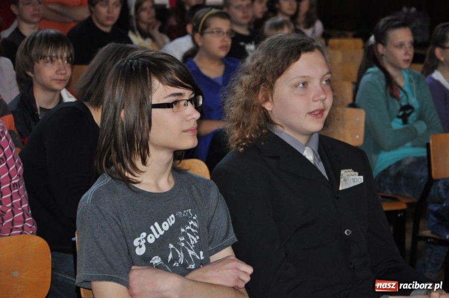 Zdjęcie w galerii na portalu naszraciborz.pl: Promują szkołę z przymrużeniem oka wiadomości z regionu