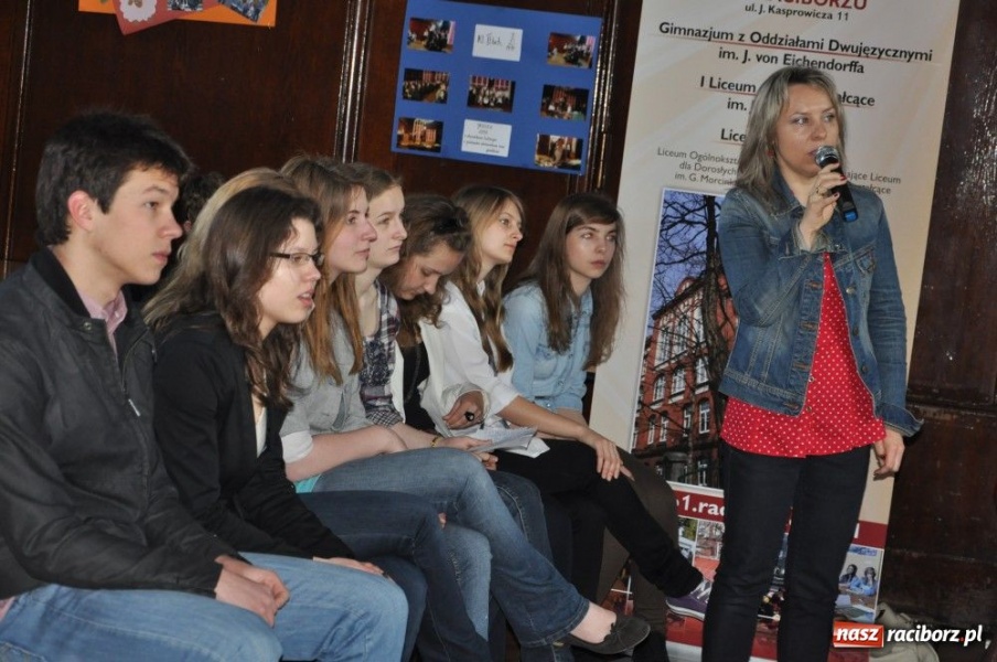 Zdjęcie w galerii na portalu naszraciborz.pl: Promują szkołę z przymrużeniem oka wiadomości z regionu