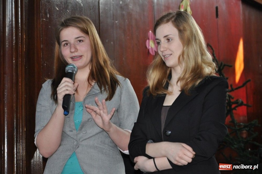 Zdjęcie w galerii na portalu naszraciborz.pl: Promują szkołę z przymrużeniem oka wiadomości z regionu