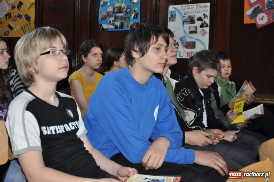 Zdjęcie w galerii na portalu naszraciborz.pl: Promują szkołę z przymrużeniem oka wiadomości z regionu