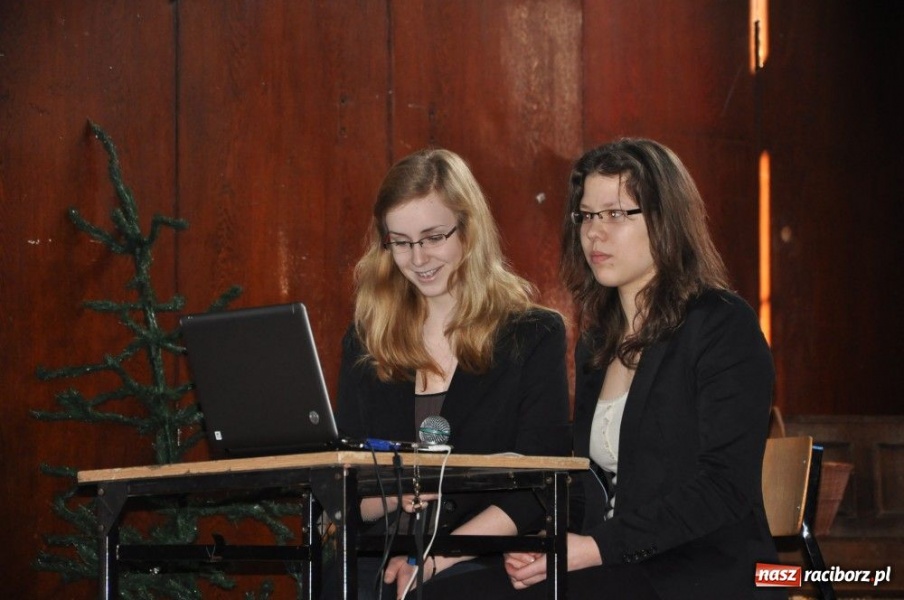 Zdjęcie w galerii na portalu naszraciborz.pl: Promują szkołę z przymrużeniem oka wiadomości z regionu