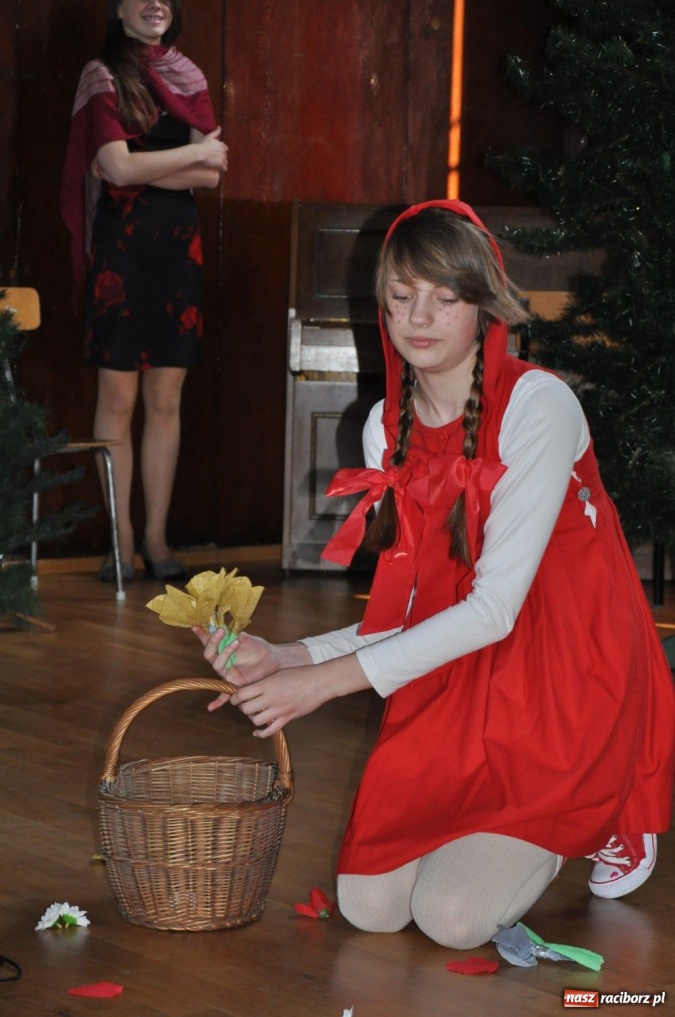 Zdjęcie w galerii na portalu naszraciborz.pl: Promują szkołę z przymrużeniem oka wiadomości z regionu