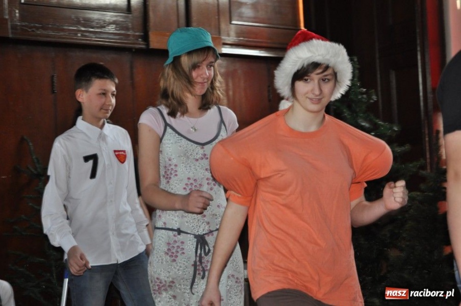 Zdjęcie w galerii na portalu naszraciborz.pl: Promują szkołę z przymrużeniem oka wiadomości z regionu