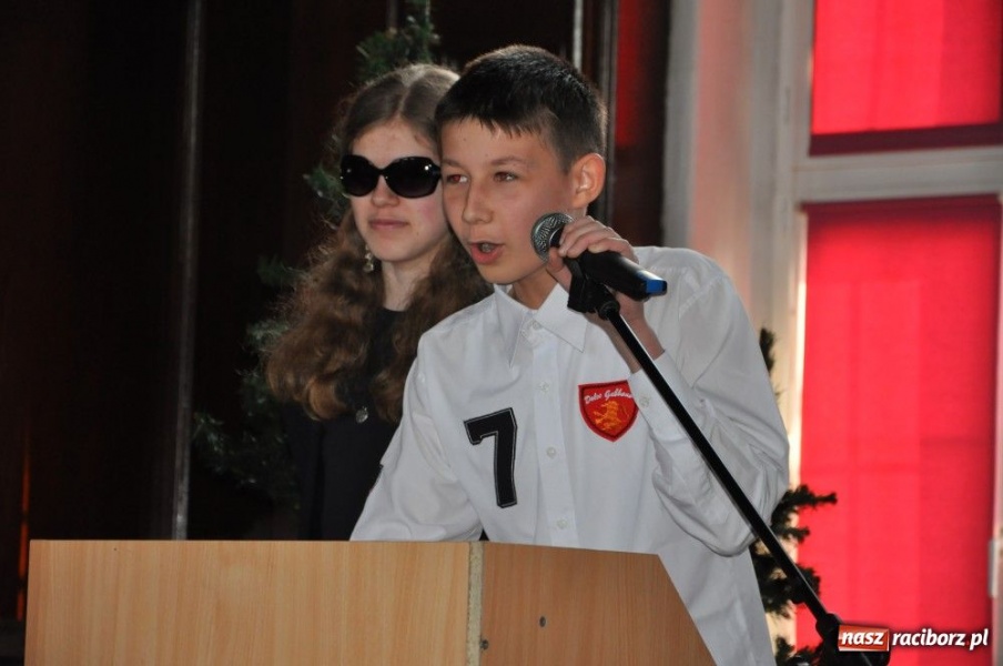 Zdjęcie w galerii na portalu naszraciborz.pl: Promują szkołę z przymrużeniem oka wiadomości z regionu