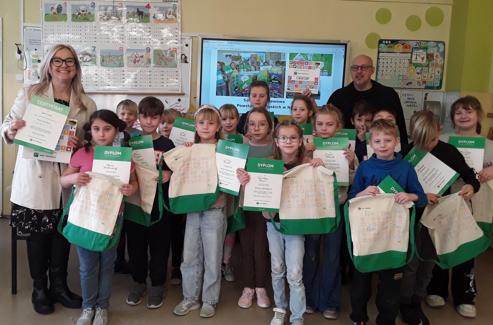 Zdjęcie w galerii na portalu naszraciborz.pl: Nędza. Laureaci ogólnopolskiego konkursu Misja Edukacja z wizytą w Warszawie! wiadomości z regionu