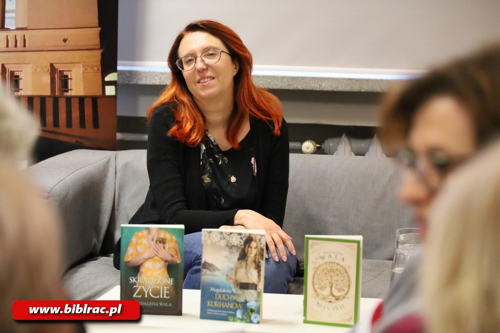 Zdjęcie w galerii na portalu naszraciborz.pl: Magdalena Wala na Dzień Kobiet z książką w bibliotece wiadomości z regionu