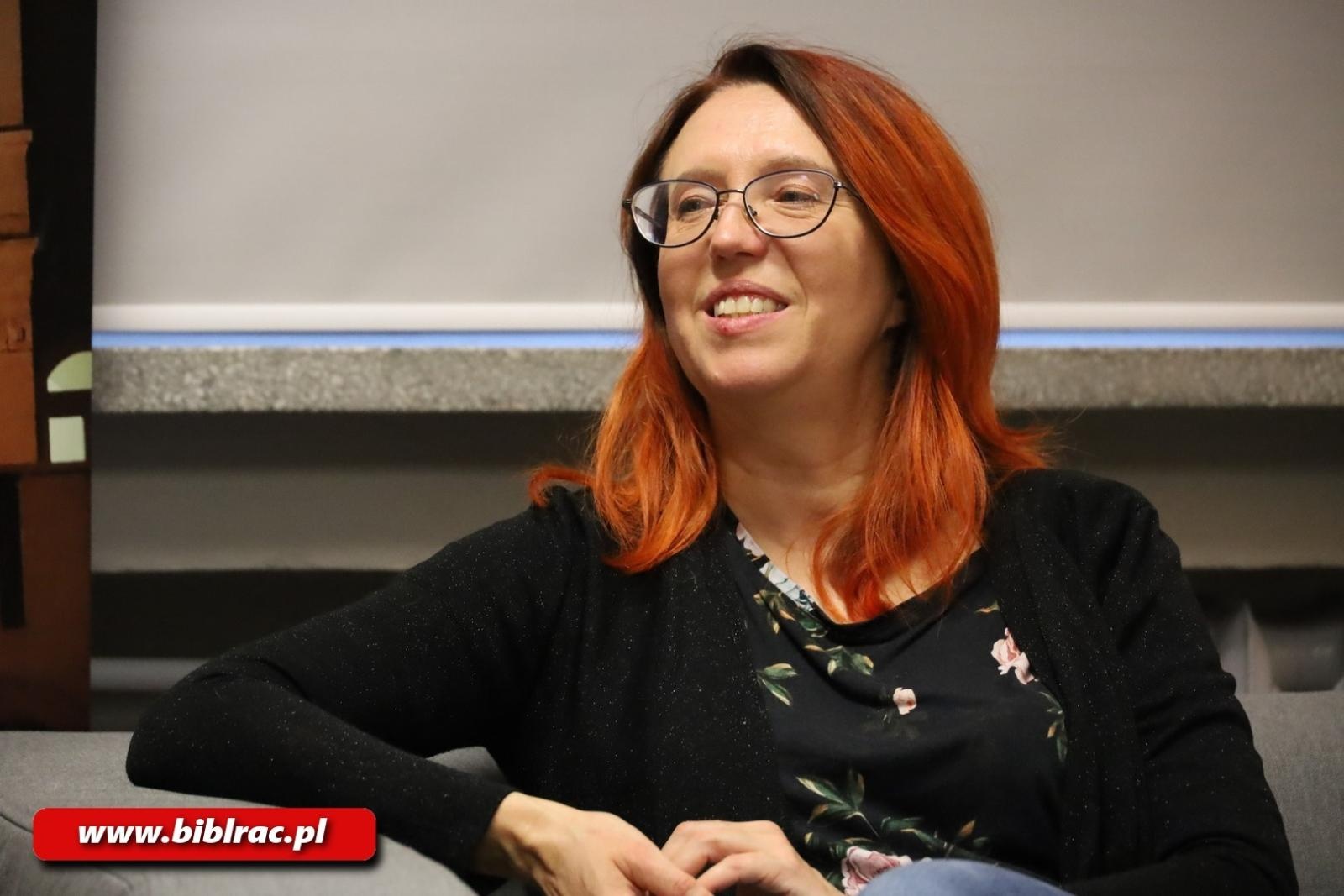 Zdjęcie w galerii na portalu naszraciborz.pl: Magdalena Wala na Dzień Kobiet z książką w bibliotece wiadomości z regionu