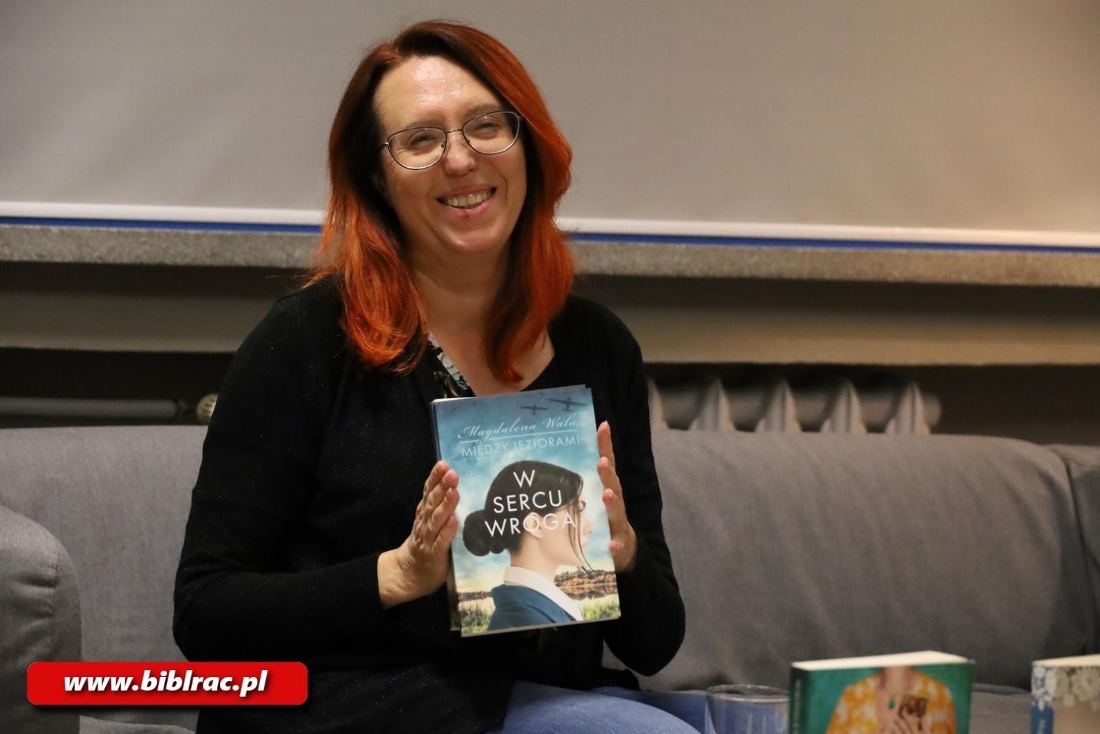Zdjęcie w galerii na portalu naszraciborz.pl: Magdalena Wala na Dzień Kobiet z książką w bibliotece wiadomości z regionu