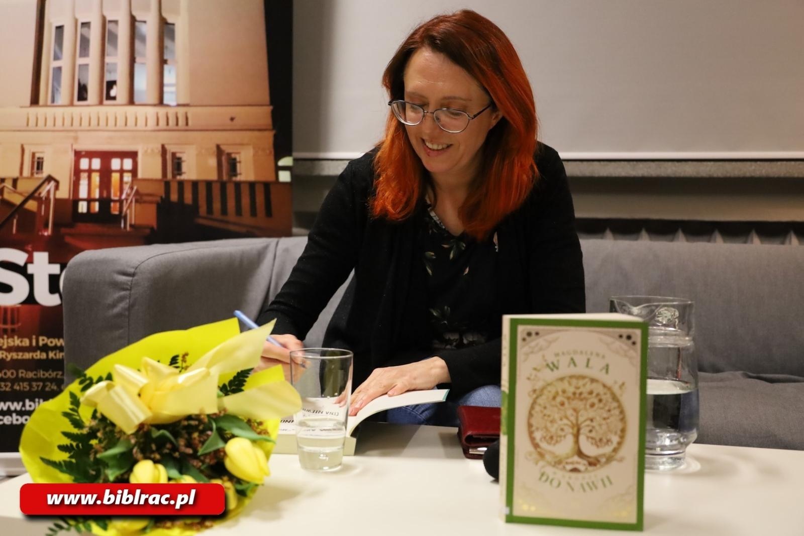 Zdjęcie w galerii na portalu naszraciborz.pl: Magdalena Wala na Dzień Kobiet z książką w bibliotece wiadomości z regionu