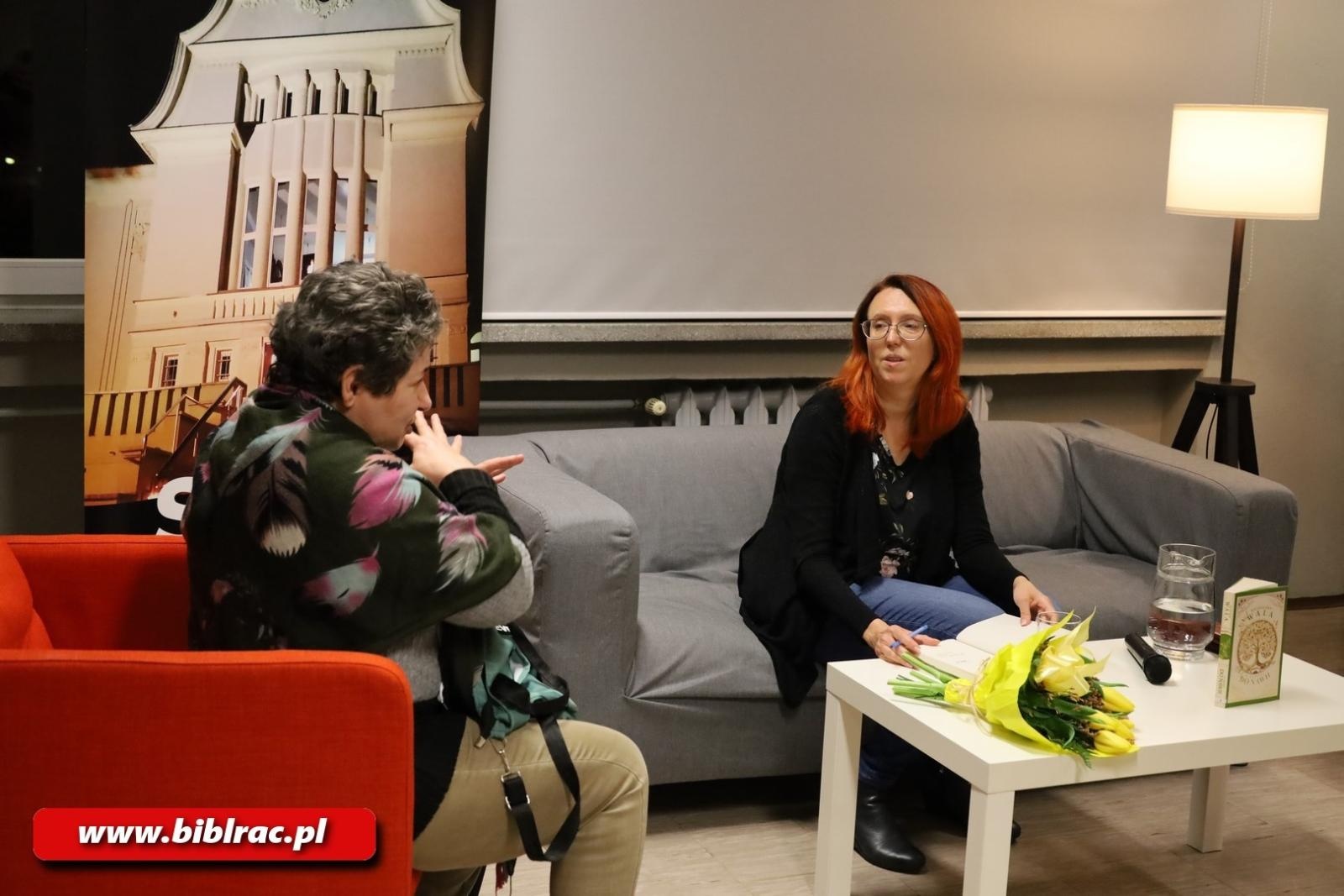 Zdjęcie w galerii na portalu naszraciborz.pl: Magdalena Wala na Dzień Kobiet z książką w bibliotece wiadomości z regionu