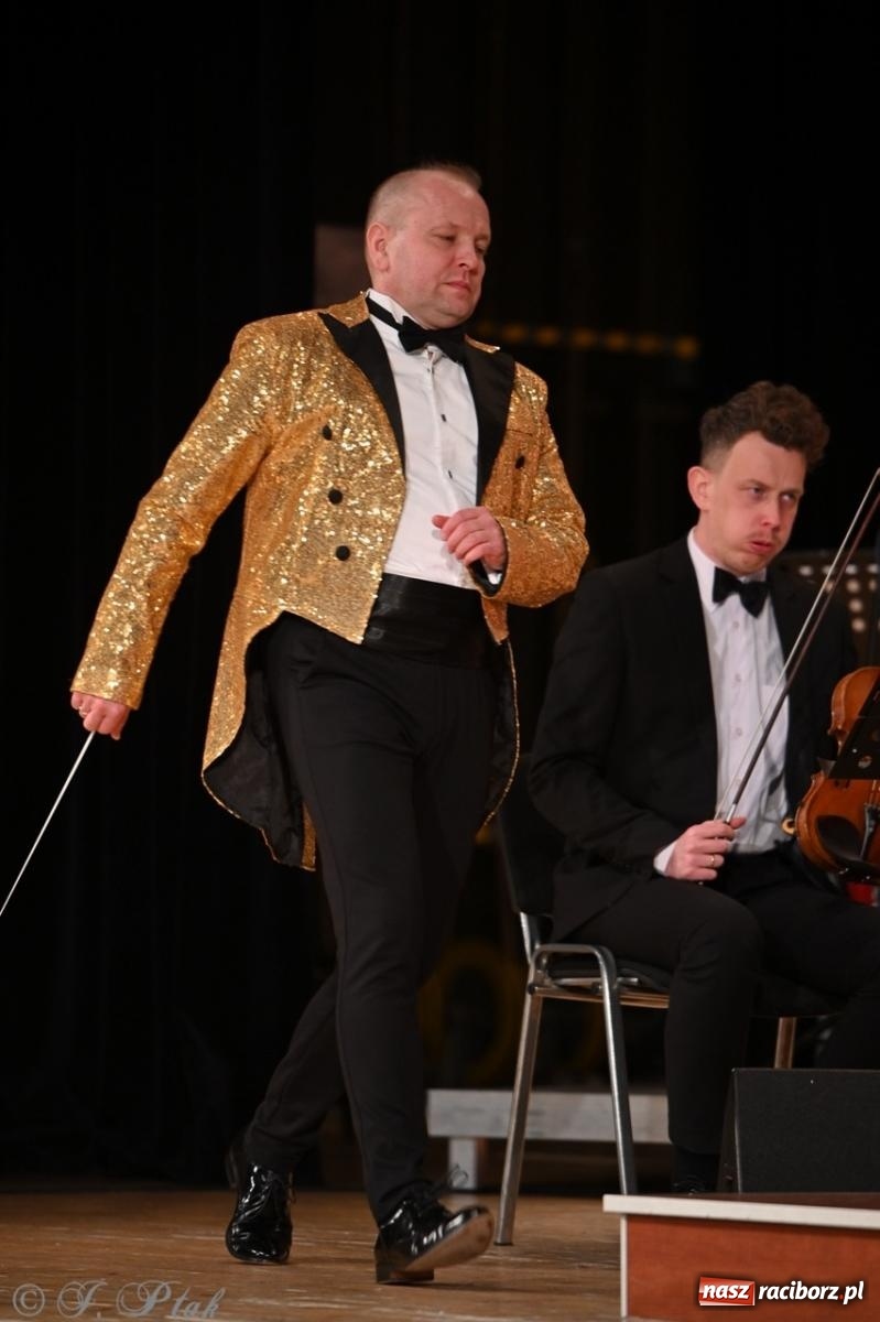 Zdjęcie w galerii na portalu naszraciborz.pl: Wielka gala wiedeńska – Johann Strauss i przyjaciele zachwyciła raciborską publiczność wiadomości z regionu