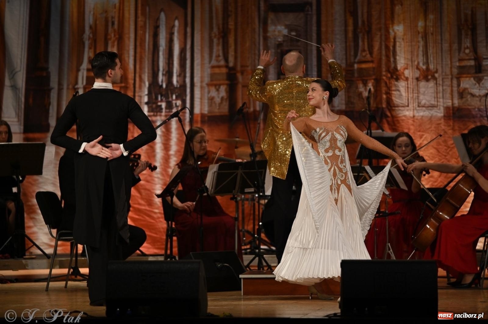 Zdjęcie w galerii na portalu naszraciborz.pl: Wielka gala wiedeńska – Johann Strauss i przyjaciele zachwyciła raciborską publiczność wiadomości z regionu