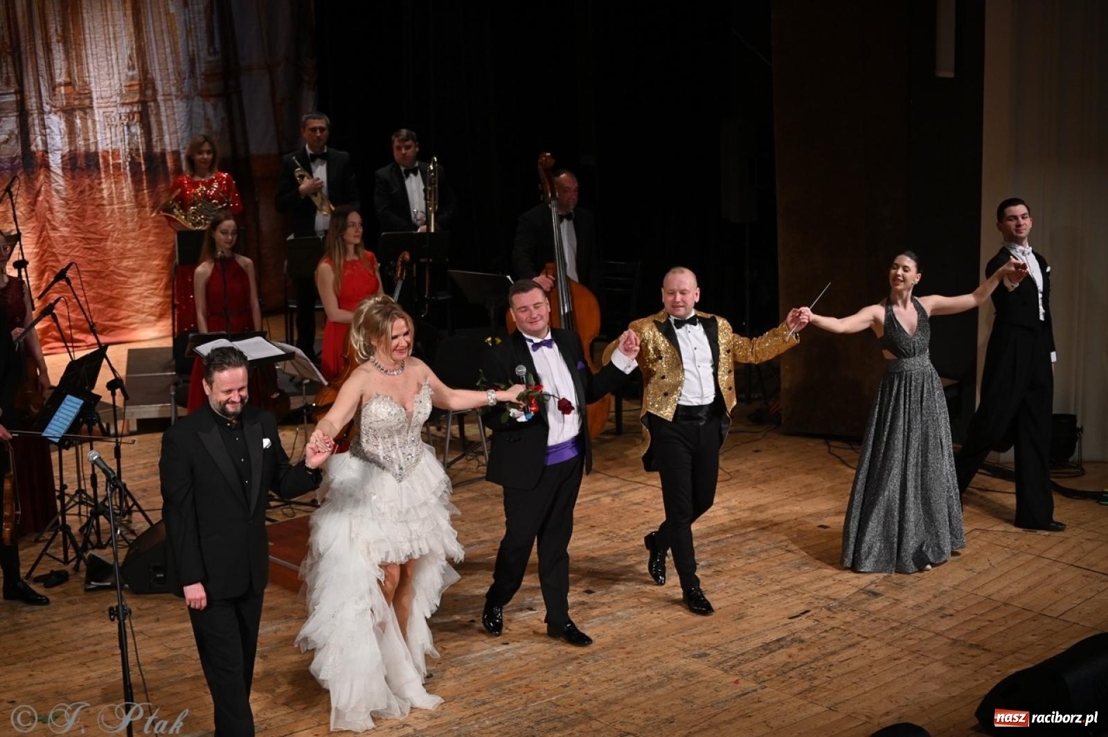 Zdjęcie w galerii na portalu naszraciborz.pl: Wielka gala wiedeńska – Johann Strauss i przyjaciele zachwyciła raciborską publiczność wiadomości z regionu