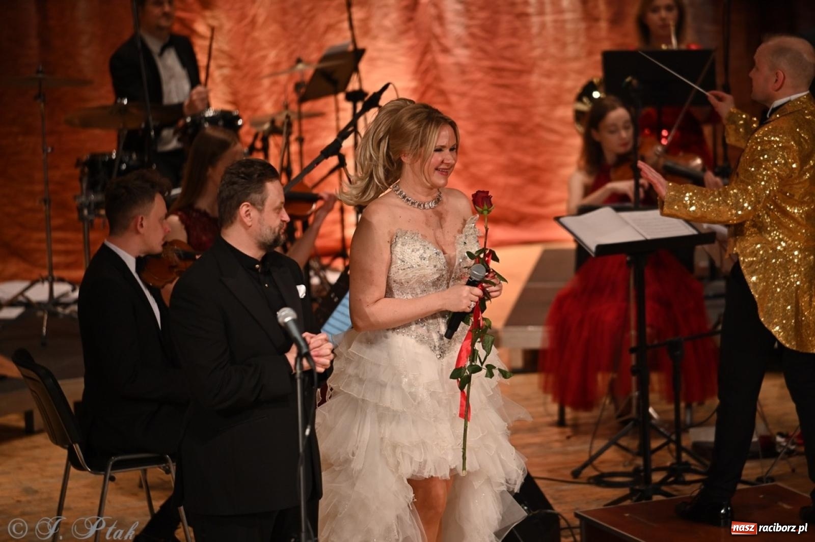 Zdjęcie w galerii na portalu naszraciborz.pl: Wielka gala wiedeńska – Johann Strauss i przyjaciele zachwyciła raciborską publiczność wiadomości z regionu