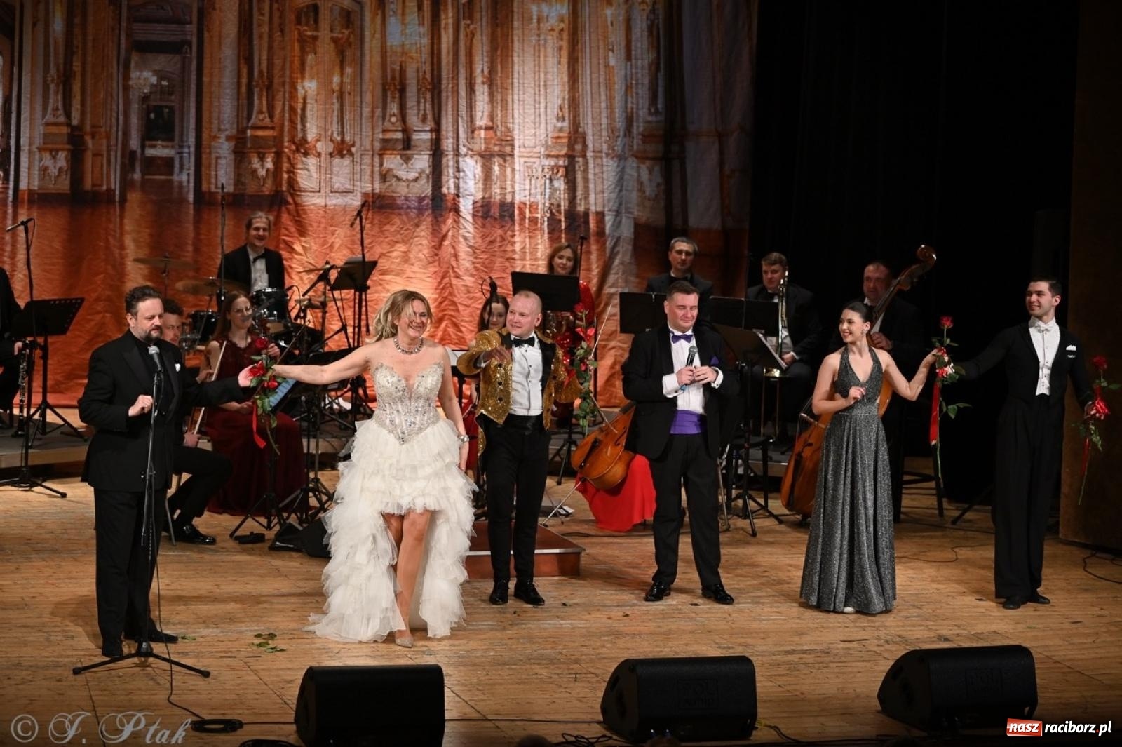 Zdjęcie w galerii na portalu naszraciborz.pl: Wielka gala wiedeńska – Johann Strauss i przyjaciele zachwyciła raciborską publiczność wiadomości z regionu