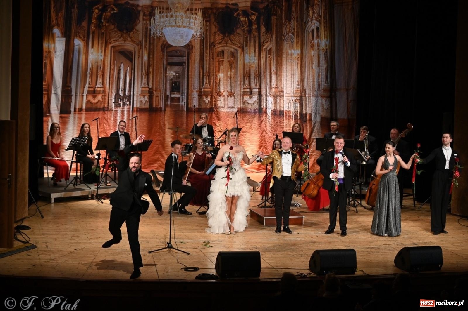 Zdjęcie w galerii na portalu naszraciborz.pl: Wielka gala wiedeńska – Johann Strauss i przyjaciele zachwyciła raciborską publiczność wiadomości z regionu