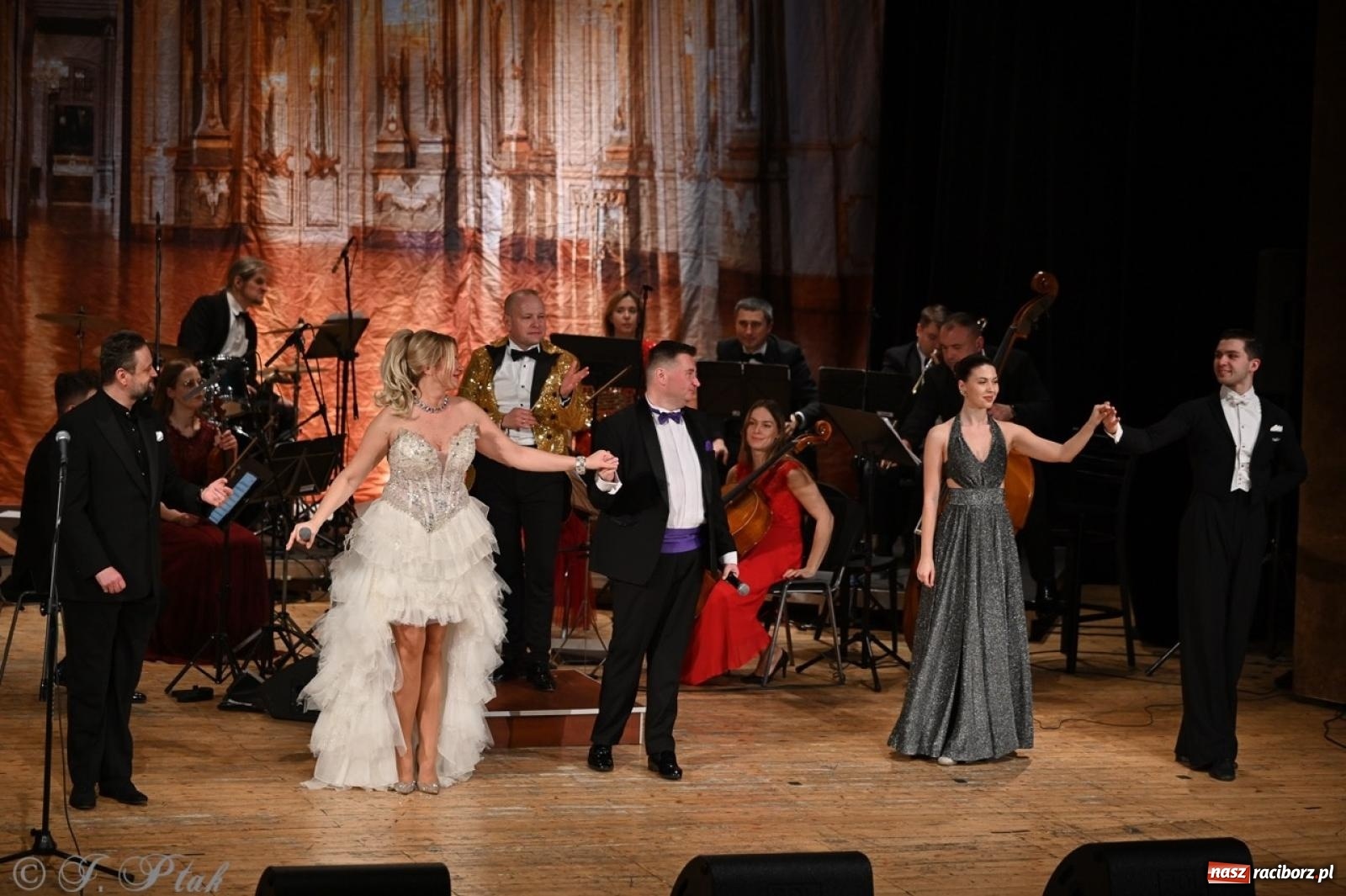 Zdjęcie w galerii na portalu naszraciborz.pl: Wielka gala wiedeńska – Johann Strauss i przyjaciele zachwyciła raciborską publiczność wiadomości z regionu