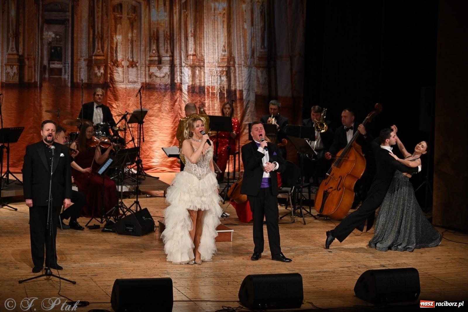 Zdjęcie w galerii na portalu naszraciborz.pl: Wielka gala wiedeńska – Johann Strauss i przyjaciele zachwyciła raciborską publiczność wiadomości z regionu