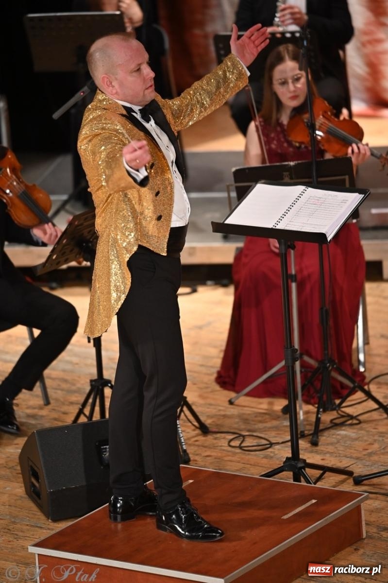 Zdjęcie w galerii na portalu naszraciborz.pl: Wielka gala wiedeńska – Johann Strauss i przyjaciele zachwyciła raciborską publiczność wiadomości z regionu