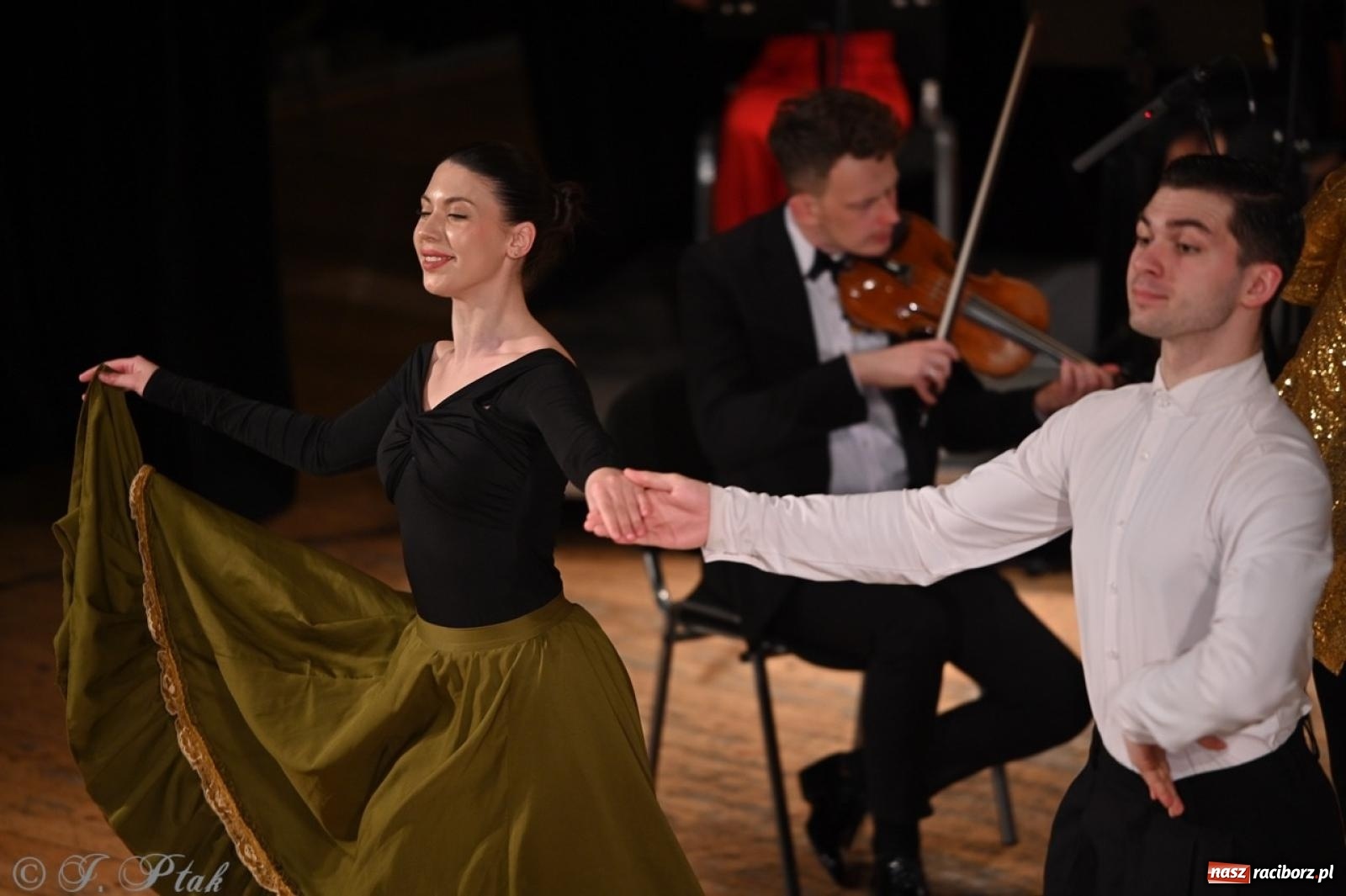 Zdjęcie w galerii na portalu naszraciborz.pl: Wielka gala wiedeńska – Johann Strauss i przyjaciele zachwyciła raciborską publiczność wiadomości z regionu