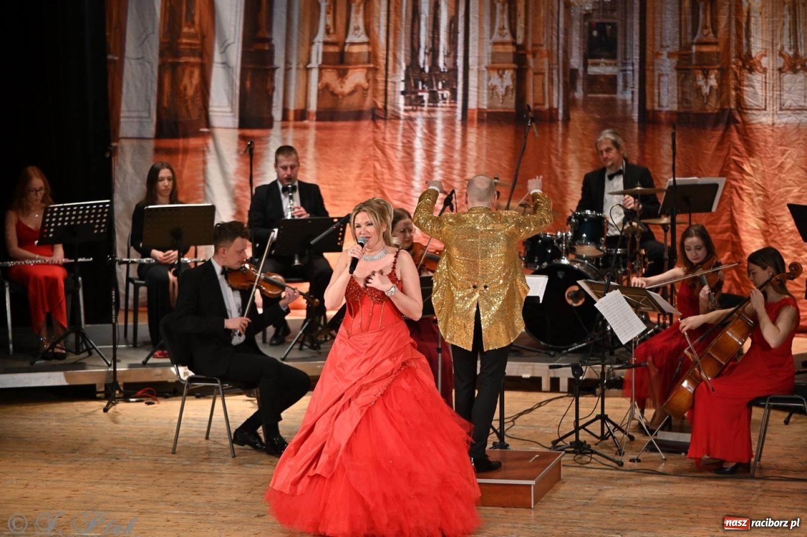 Zdjęcie w galerii na portalu naszraciborz.pl: Wielka gala wiedeńska – Johann Strauss i przyjaciele zachwyciła raciborską publiczność wiadomości z regionu