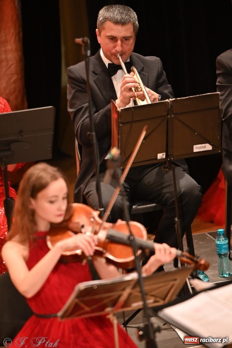 Zdjęcie w galerii na portalu naszraciborz.pl: Wielka gala wiedeńska – Johann Strauss i przyjaciele zachwyciła raciborską publiczność wiadomości z regionu