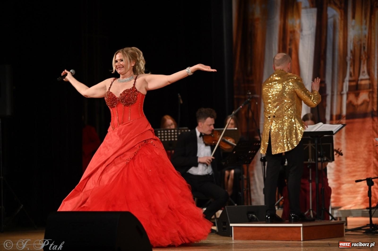 Zdjęcie w galerii na portalu naszraciborz.pl: Wielka gala wiedeńska – Johann Strauss i przyjaciele zachwyciła raciborską publiczność wiadomości z regionu