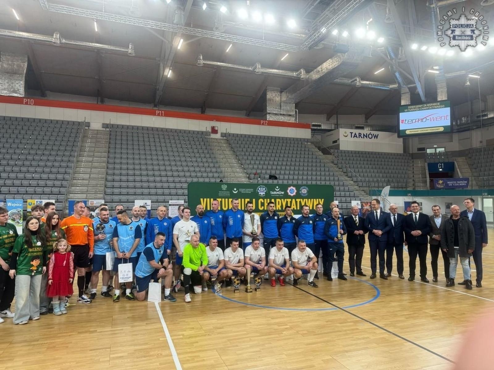 Zdjęcie w galerii na portalu naszraciborz.pl: Raciborscy policjanci na VII Turnieju Charytatywnym w Halowej Piłce Nożnej w Tarnowie wiadomości z regionu