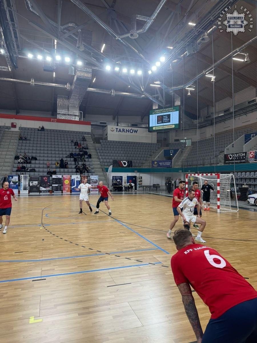 Zdjęcie w galerii na portalu naszraciborz.pl: Raciborscy policjanci na VII Turnieju Charytatywnym w Halowej Piłce Nożnej w Tarnowie wiadomości z regionu