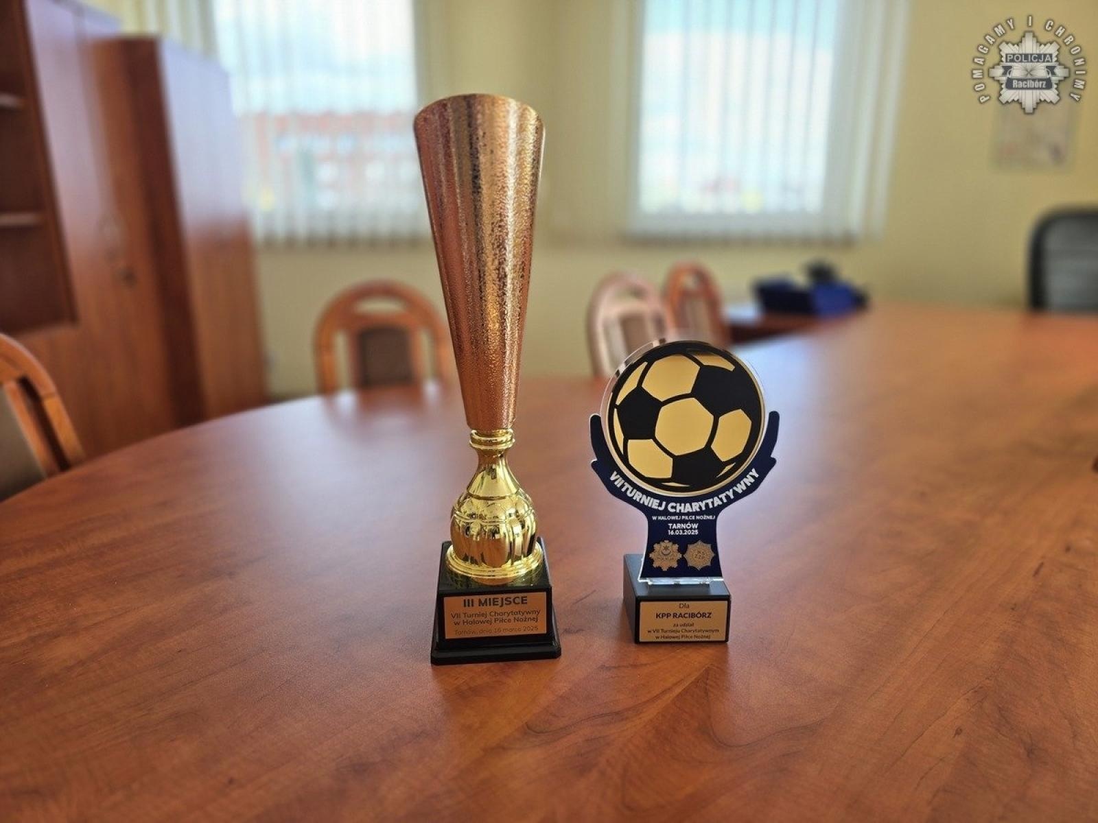 Zdjęcie w galerii na portalu naszraciborz.pl: Raciborscy policjanci na VII Turnieju Charytatywnym w Halowej Piłce Nożnej w Tarnowie wiadomości z regionu