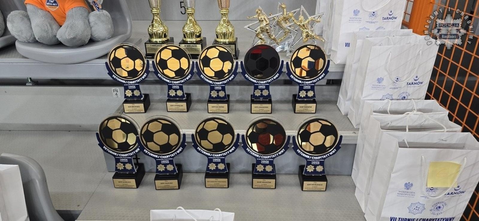 Zdjęcie w galerii na portalu naszraciborz.pl: Raciborscy policjanci na VII Turnieju Charytatywnym w Halowej Piłce Nożnej w Tarnowie wiadomości z regionu