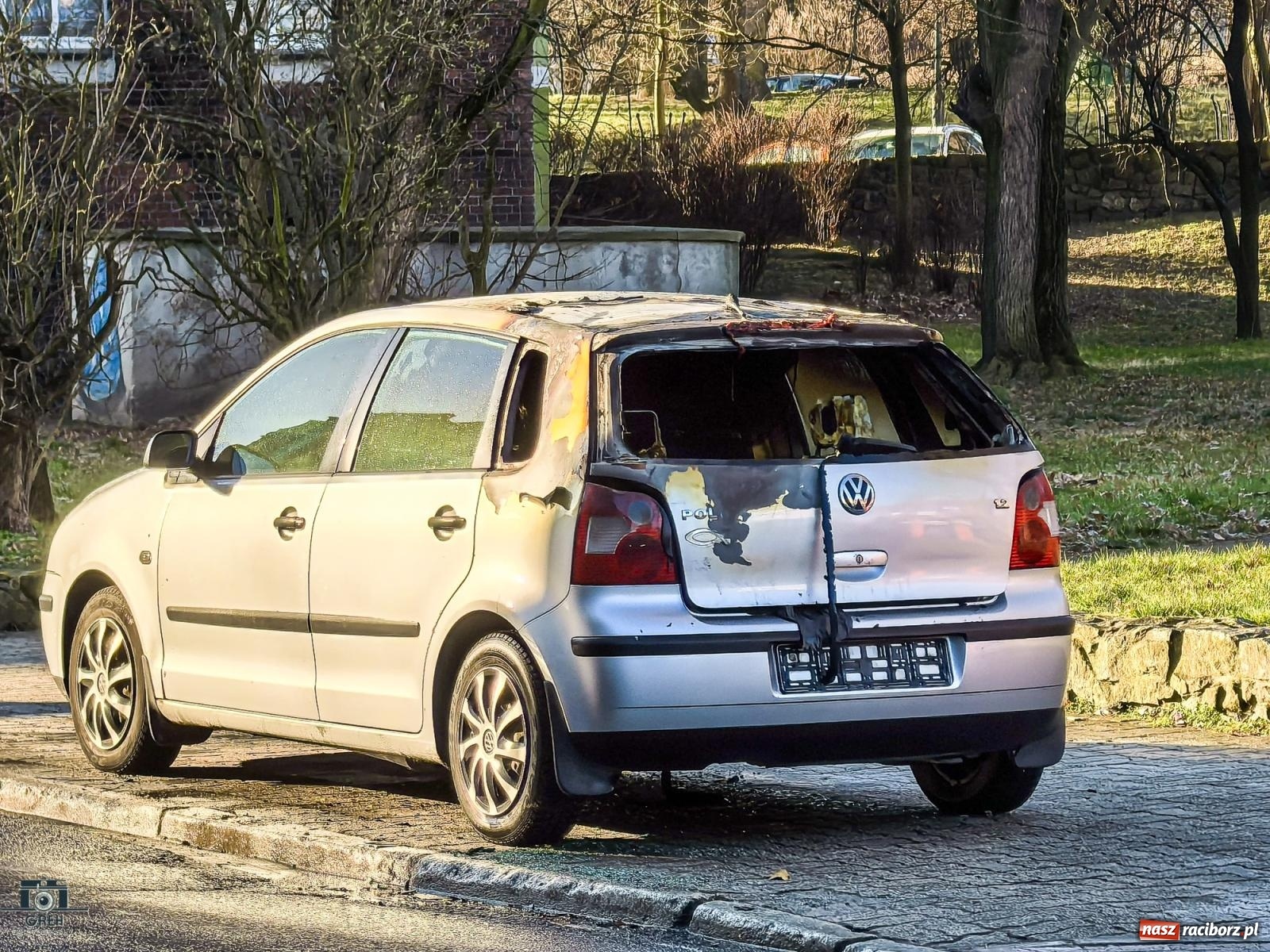 Zdjęcie w galerii na portalu naszraciborz.pl: Pożar samochodu na Podwalu – akcję strażaków zarejestrował czytelnik [FOTO] wiadomości z regionu