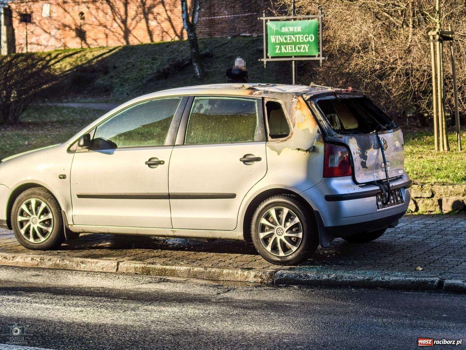 Zdjęcie w galerii na portalu naszraciborz.pl: Pożar samochodu na Podwalu – akcję strażaków zarejestrował czytelnik [FOTO] wiadomości z regionu