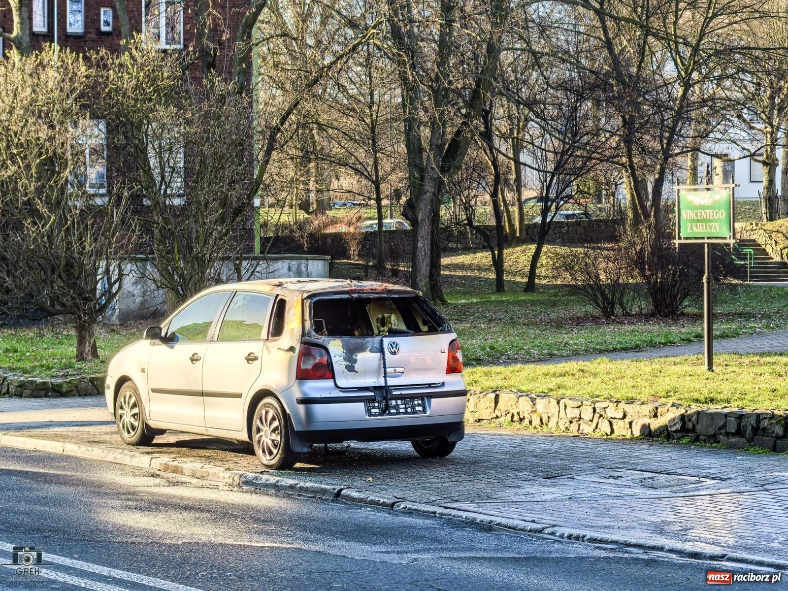 Zdjęcie w galerii na portalu naszraciborz.pl: Pożar samochodu na Podwalu – akcję strażaków zarejestrował czytelnik [FOTO] wiadomości z regionu