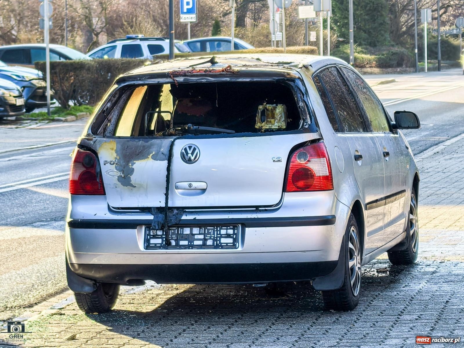 Zdjęcie w galerii na portalu naszraciborz.pl: Pożar samochodu na Podwalu – akcję strażaków zarejestrował czytelnik [FOTO] wiadomości z regionu