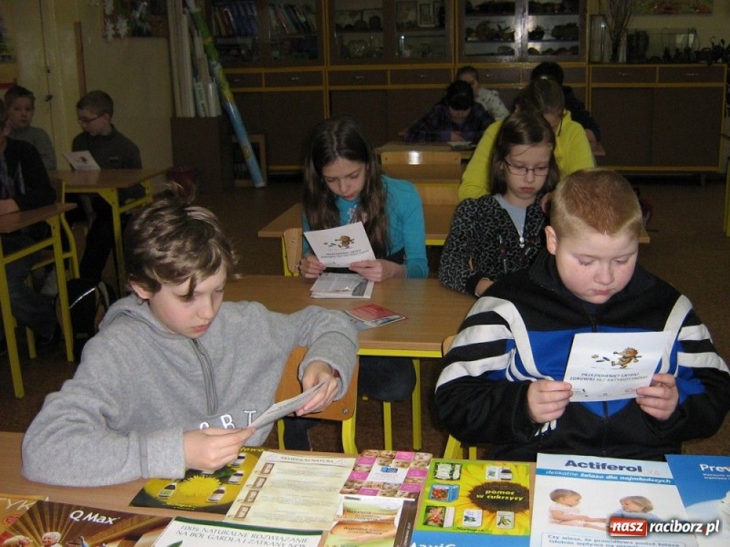 Zdjęcie w galerii na portalu naszraciborz.pl: Degustowali kanapki, rozdawali ulotki wiadomości z regionu