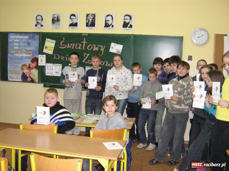 Zdjęcie w galerii na portalu naszraciborz.pl: Degustowali kanapki, rozdawali ulotki wiadomości z regionu