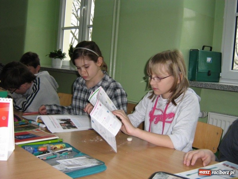 Zdjęcie w galerii na portalu naszraciborz.pl: Degustowali kanapki, rozdawali ulotki wiadomości z regionu