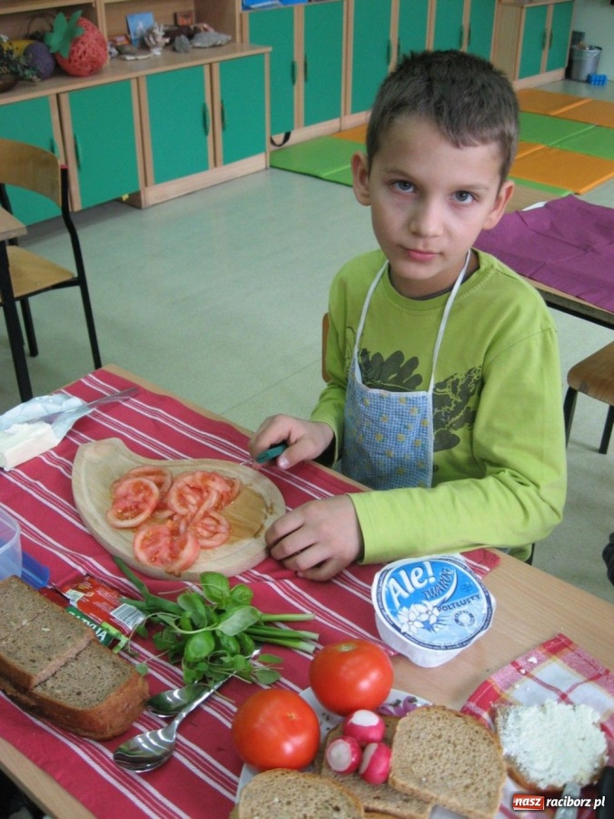 Zdjęcie w galerii na portalu naszraciborz.pl: Degustowali kanapki, rozdawali ulotki wiadomości z regionu