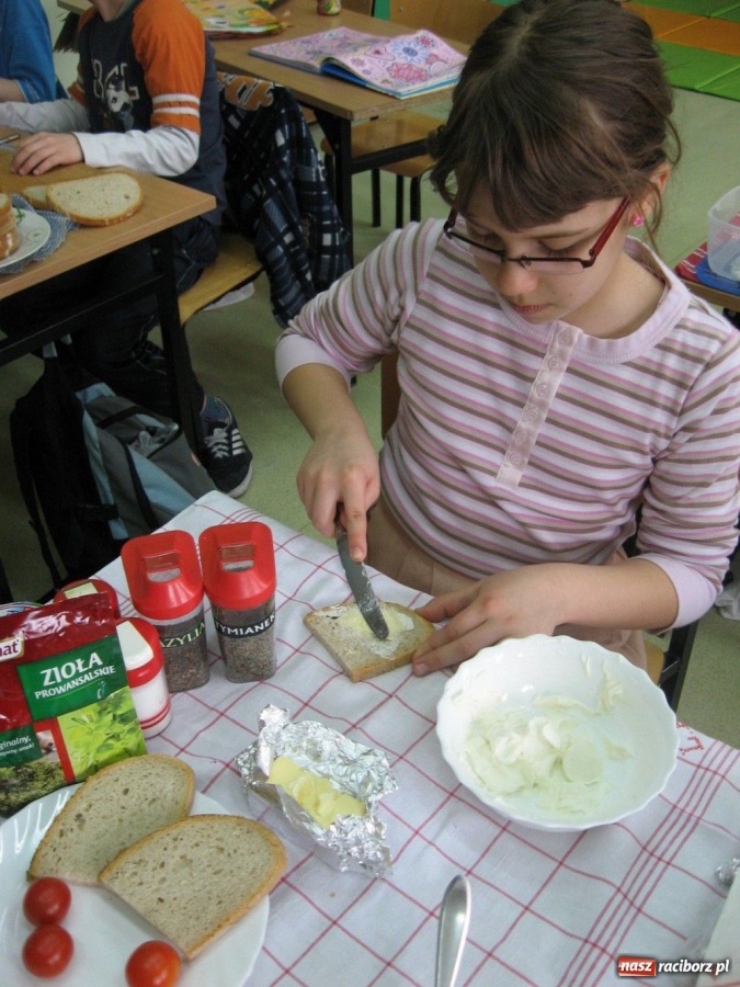 Zdjęcie w galerii na portalu naszraciborz.pl: Degustowali kanapki, rozdawali ulotki wiadomości z regionu