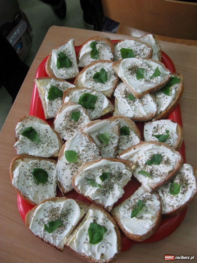 Zdjęcie w galerii na portalu naszraciborz.pl: Degustowali kanapki, rozdawali ulotki wiadomości z regionu