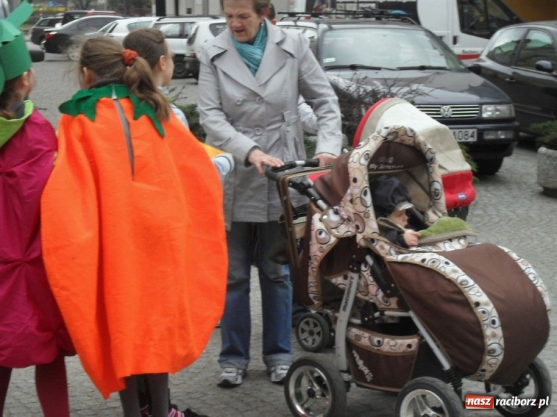 Zdjęcie w galerii na portalu naszraciborz.pl: Degustowali kanapki, rozdawali ulotki wiadomości z regionu